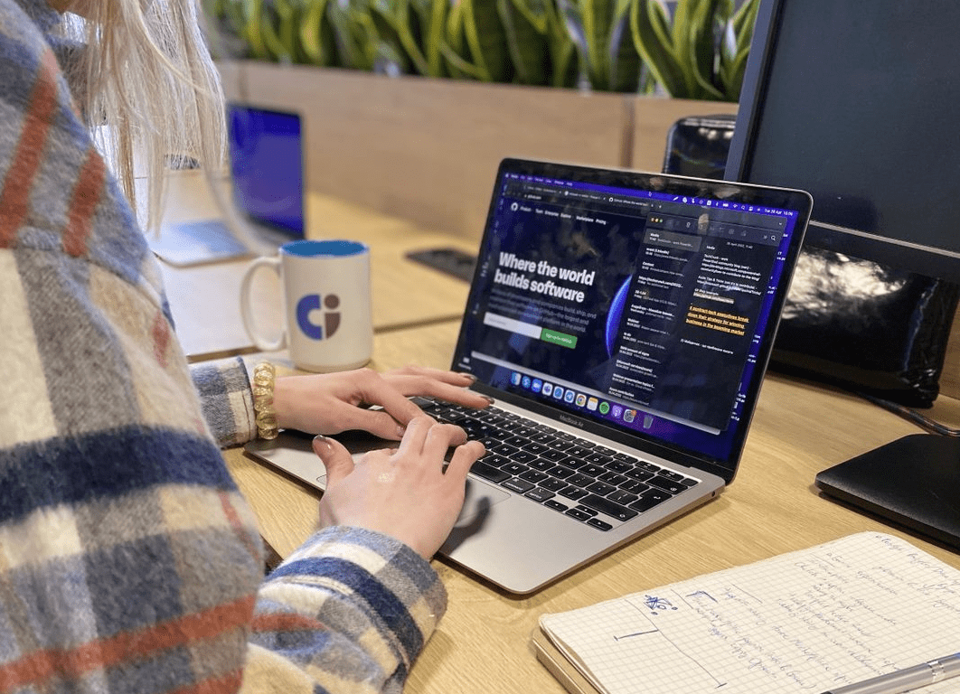 web-about_us_laptop